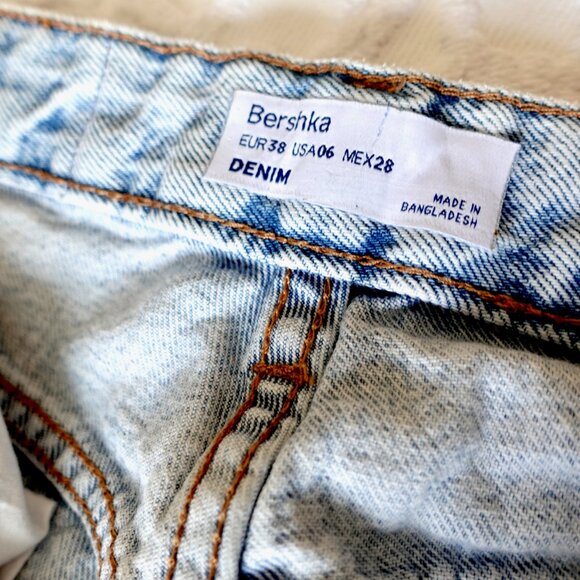 Bershka 90s Wide Leg Jean with Rips in Bleach Blue Wash (Size 38EU/7US) - Picture 6 of 10
